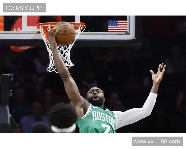 稳健表现杰伦布朗半场贡献14分5篮板并完美罚球三罚全中